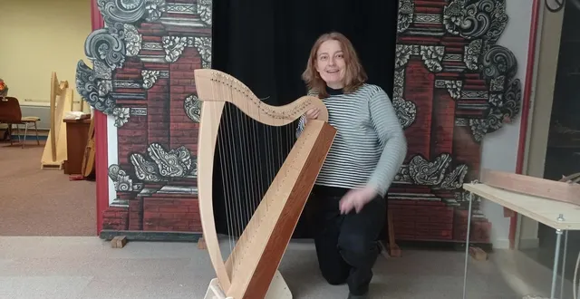 photo  susann chuchollek présente sa première harpe celtique qui lui a permis de concevoir son modèle de formation.  &copy;  ouest-france 