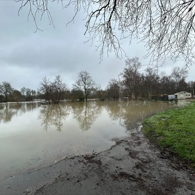 photo en cette fin de semaine, le loir a totalement pris possession des abords de la guinguette.  ©  ouest-france