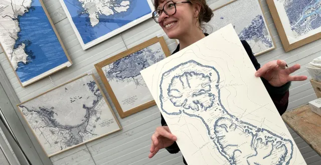 photo  montreuil-bellay, samedi 21 février 2026. l’artiste marine le breton présente ses cartes marines dont elle a fait un livre de poésie du littoral.  &copy;  co - yg 