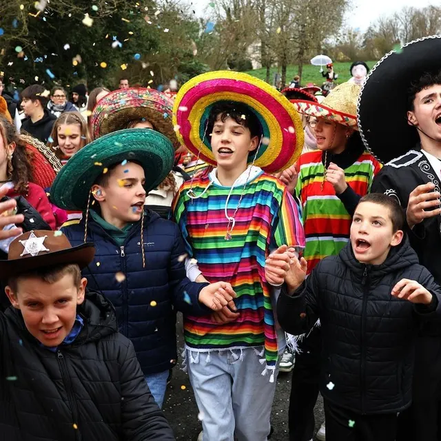Derrière le petit train de chars diffusant la musique et au milieu des jets de confettis, les ados du village se sont éclatés. Ouest-France photo derrière le petit train de chars diffusant la musique et au milieu des jets de confettis, les ados du village se sont éclatés. © ouest-france
