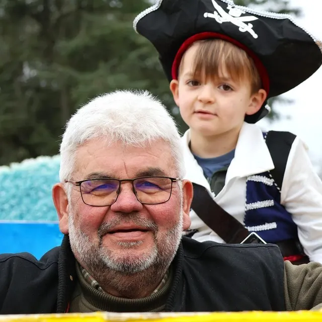 Dominique Delaune, fidèle au poste de commande du petit train de chars, accompagné par son pirate de petit-fils, Jules. Ouest-France photo dominique delaune, fidèle au poste de commande du petit train de chars, accompagné par son pirate de petit-fils, jules. © ouest-france