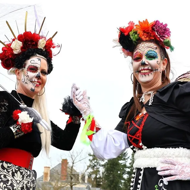 Les « twins » Sophie et Peggy montées sur leur échasse ont amené de la fantaisie dans le défilé. Ouest-France photo les « twins » sophie et peggy montées sur leur échasse ont amené de la fantaisie dans le défilé. © ouest-france