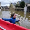 photo  à cheffes-sur-sarthe (maine-et-loire), les habitants ont été évacués, vendredi. le village reste sous la surveillance de brigade fluviale de gendarmerie de rouen. 