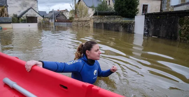 photo  à cheffes-sur-sarthe (maine-et-loire), les habitants ont été évacués, vendredi. le village reste sous la surveillance de brigade fluviale de gendarmerie de rouen.  &copy;  simon torlotin / ouest-france 