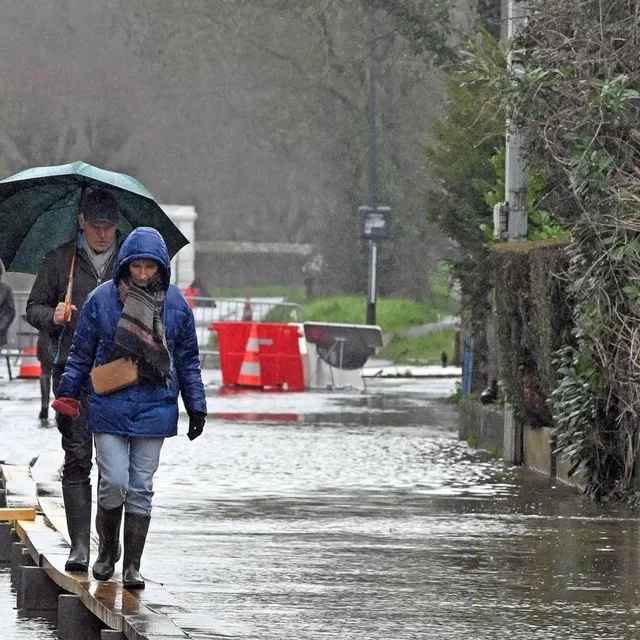 photo des palissades en bois ont été montées dans les rues, à bouchemaine (maine-et-loire).  ©  jérôme fouquet, ouest-france