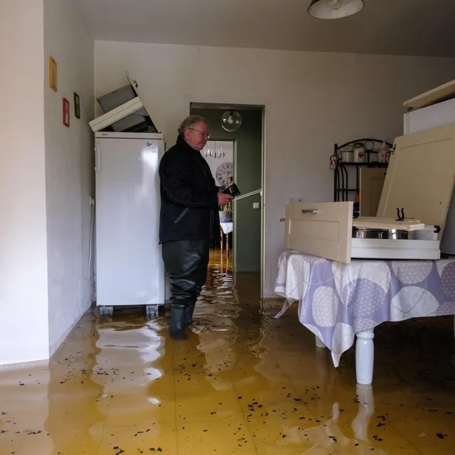photo les bottes de pluie deviennent indispensables pour les habitants restés à cheffes-sur-sarthe, commune évacuée vendredi.  ©  simon torlotin, ouest-france