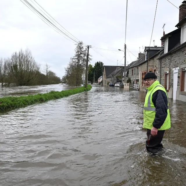 photo michel habite la rue du port, à pontorson (manche). « pour les plus anciens, c’est du niveau de la crue de 1995 », constate le maire de la commune andré-jean belloir.  ©  thomas brégardis, ouest-france