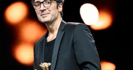 actu cin&eacute;ma  le réalisateur allemand ilker catak reçoit l’ours d’or du meilleur film de la berlinale 2026, pour son film 