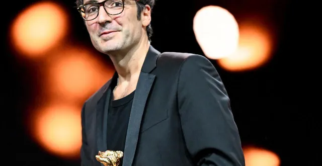 photo  le réalisateur allemand ilker catak reçoit l’ours d’or du meilleur film de la berlinale 2026, pour son film 