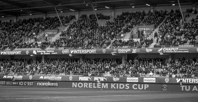 photo  une supportrice de troyes est morte après le match contre pau.  &copy;  x @estac_officiel 
