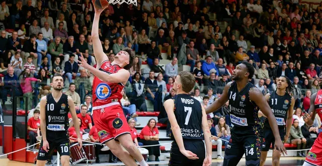 photo  nathan fernandez (ballon à la main).  &copy;  archives françois maisonneuve 