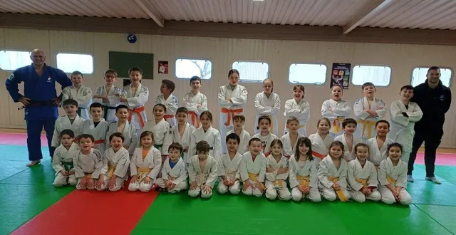 photo  une quarantaine de judokas se sont retrouvés au dojo de thouarcé, avec leur éducateur nicolas sadouet (à gauche) et le président venceslas zémouri (à droite).  &copy;  co 