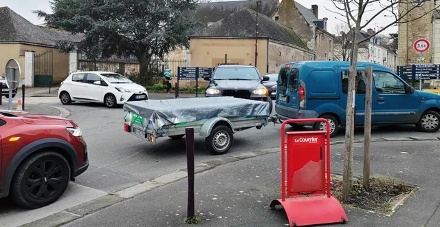 photo  au carrefour de l’église saint-pierre à villevêque, ça bouchonnait vendredi matin.  &copy;  co 
