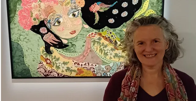 photo  katherine roumanoff devant son tableau intitulé « l’oiseau et le vent » de 2025 ; « ici, l’oiseau est la métaphore d’un évènement, d’une idée qui émerge, qui bouleverse l’état intérieur de cette femme », dit-elle.  &copy;  co 