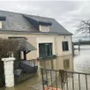 photo  les habitations du hameau des varennes, à brissarthe, complètement entourées par les eaux de la sarthe en crue. 