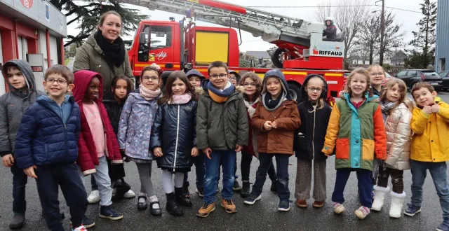 photo  mélanie dufroux et sa classe, des enfants émerveillés par ce qu’ils ont pu découvrir avec le clou final la manœuvre de la grande échelle.  &copy;  co 