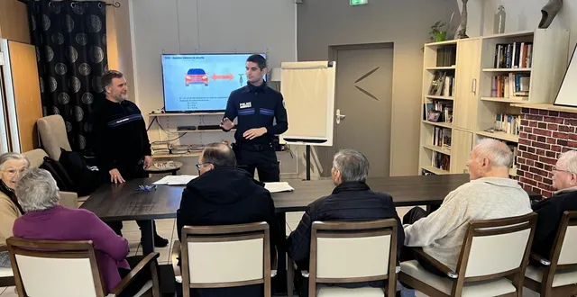 photo  deux policiers municipaux sont venus à la rencontre des résidents de l’avresne dans le cadre de la conduite chez les seniors.  &copy;  co 