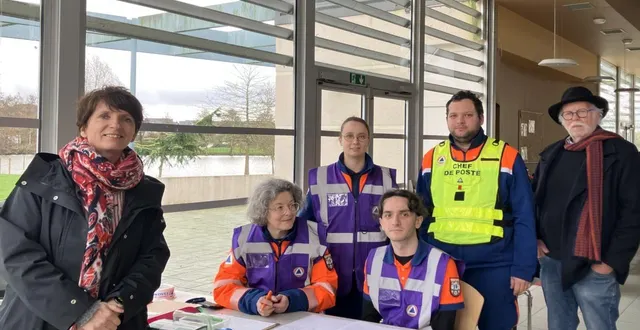photo  florence chrétien, philippe maillart et la protection civile, en pleine préparation à la salle beausite.  &copy;  co 