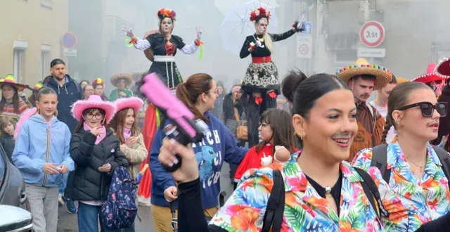 photo  dès 10 heures sonnantes, des centaines d’aficionados ont défilé dans un joyeux vacarme et la fumée des pétards.  &copy;  le maine libre 