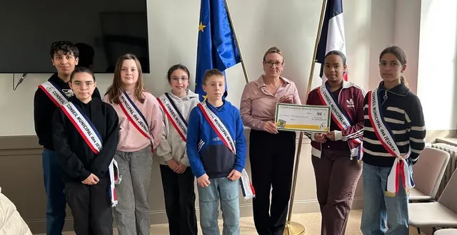photo  les jeunes ont remis 92 € à l’associatio des parents d’élèves.  &copy;  val-au-perche 