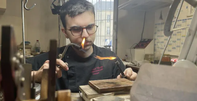 photo  hugo ploux, 20 ans, a participé à la 16e édition du prix jacques-lenfant en binôme avec jules bouric, 20 ans aussi, camarade de l’institut de bijouterie de saumur (maine-et-loire).  &copy;  ouest-france 