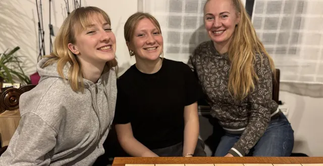 photo  maria, myroslava et lena kovbasa, réfugiées ukrainiennes, se sont très bien intégrées à juvigné, village de mayenne.  &copy;  ouest-france 