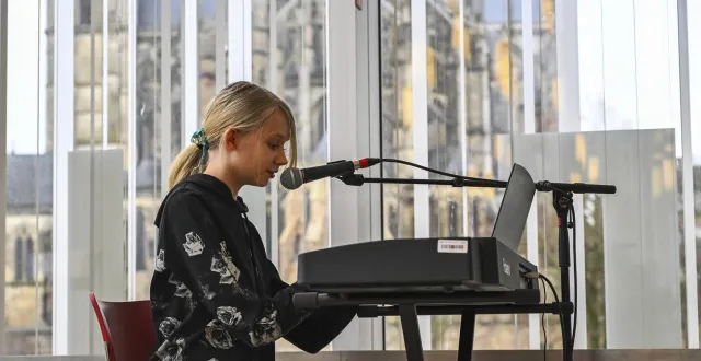 photo  une fois par mois, l’espace du carré rouge, au théâtre les quinconces, est animé par une scène ouverte aux arts du spectacle vivant.   &copy;  le maine libre – denis lambert 