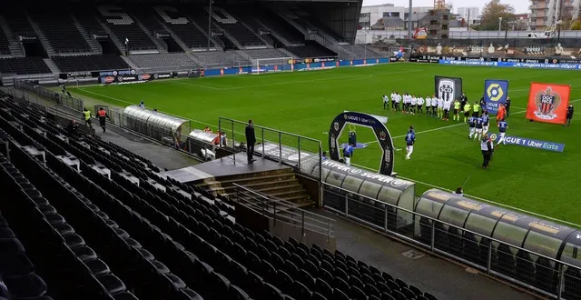 photo  le stade raymond-kopa, en novembre 2020, lors d’un sco-nice à huis clos.  &copy;  archive co - josselin clair 