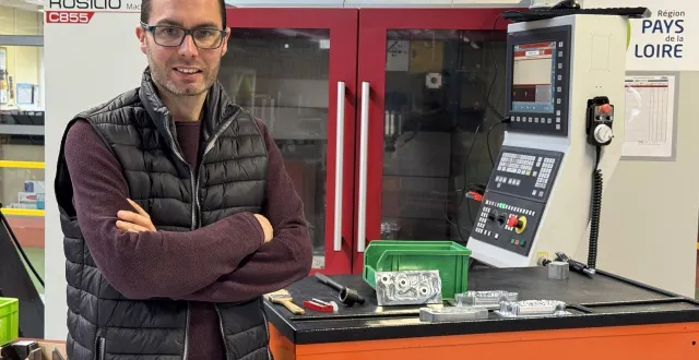 photo  willy pavie, délégué aux formations professionnelles et techniques au lycée d’estournelle-de-constant à la flèche.  &copy;  yanne boloh 
