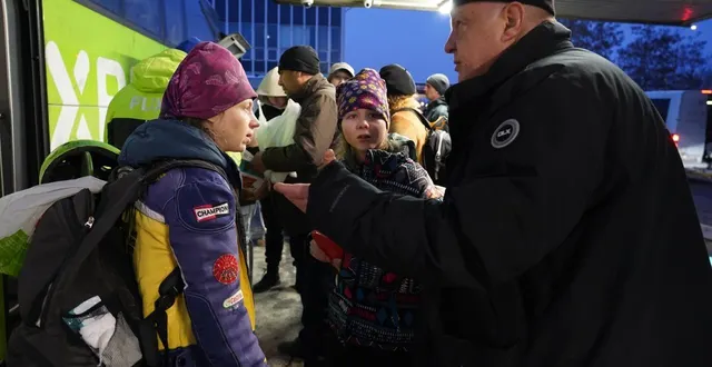 photo  kajetan accompagne natalia et sa fille jusqu’au bus qui va les conduire au danemark.  &copy;  adrien sarlat 