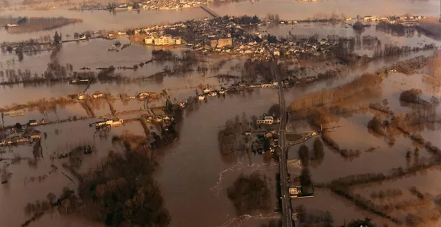 photo  en 1982, la crue de la loire envahit les ponts-de-cé, près d’angers, en maine-et-loire. l’évènement de ce mois de février 2026, par ses chiffres maximums, va se rapprocher de cet épisode historique.  &copy;  archives ouest-france 