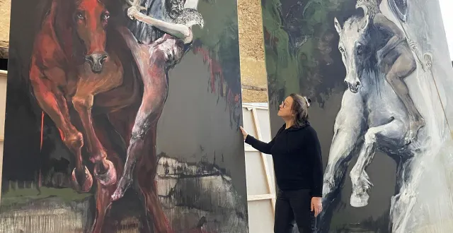 photo  danielle burgart dans son atelier de parcé, devant les cavaliers de l’apocalypse, auxquels elle a joint ses personnages fétiches : des hommes à tête d’oiseau.  &copy;  le maine libre 