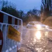 photo  emprunter une route inondée peut s’avérer extrêmement dangereux. en maine-et-loire, 45 axes sont coupés à la circulation ce dimanche 22 février. 