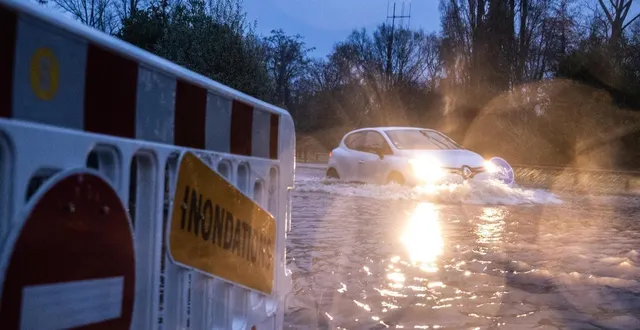 photo  emprunter une route inondée peut s’avérer extrêmement dangereux. en maine-et-loire, 45 axes sont coupés à la circulation ce dimanche 22 février.  &copy;  guillaume saligot / ouest-france 