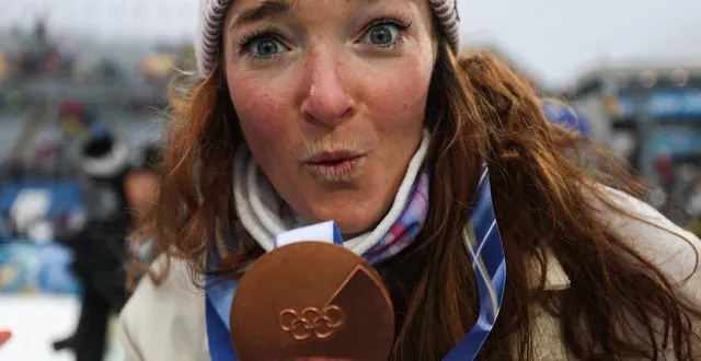 photo  la biathlète française lou jeanmonnot a été désignée porte-drapeau pour la cérémonie de clôture avec le fondeur mathis desloges.  &copy;  afp 
