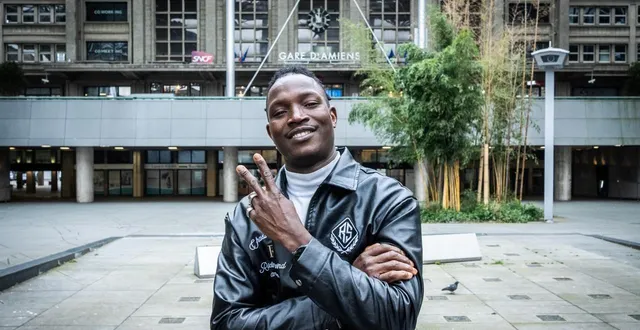 photo  abou sangaré devant la gare d’amiens. chaque jour, le jeune homme prend son train pour aller travailler à paris dans un tout autre domaine que le cinéma.  &copy;  nicolas montard / ouest-france 