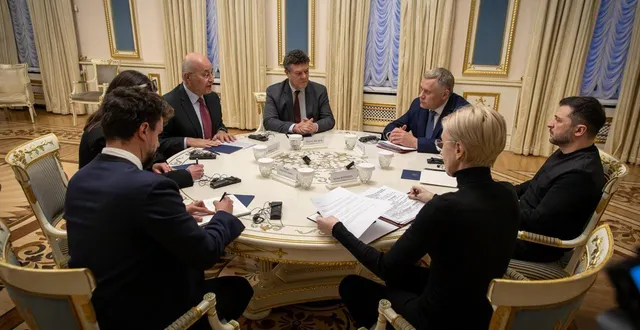 photo  alors que le conflit entre dans sa cinquième année, des membres du haut-commissariat aux réfugiés, dont philippe leclerc, au centre, en réunion avec le président ukrainien volodymyr zelensky.  &copy;  hcr 