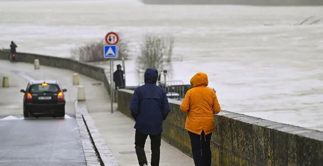 photo  il est fortement conseillé de ne pas s’aventurer dans les zones inondées, comme ici aux ponts-de-cé, près d’angers (maine-et-loire).  &copy;  vincent michel / ouest-france 