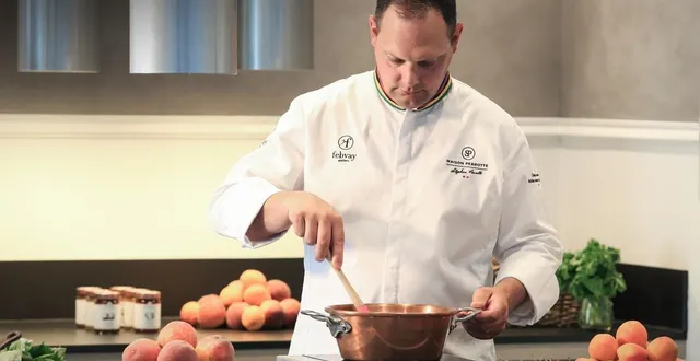 photo  stephan perrotte produit 300 000 pots de confiture dans son laboratoire de vaudelnay (maine-et-loire).  &copy;  maison perrotte 