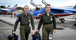 actu cin&eacute;ma  la patrouille de france compte neuf pilotes de chasse, parmi les plus expérimentés de l’armée de l’air. à gauche, le commandant ludovic, et à droite, le capitaine cédric, rencontrés fin janvier sur la base de salon-de-provence (bouches-du-rhône). 