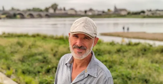photo  étienne davodeau, en bord de loire, aux ponts-de-cé (maine-et-loire) en 2023.  &copy;  archives ouest-france 