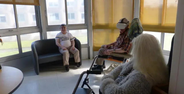 photo  les résidents apprécient ce moment de calme et de sérénité qui les fait « sortir » de l’ehpad.  &copy;  le maine libre 