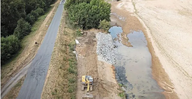 photo  à la fin de l’été 2022, la sécheresse étant alors mise à profit, la levée sur la loire entre montjean et saint-florent-le-vieil (maine-et-loire) avait été surélevée.  &copy;  conseil departemental 49 