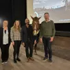 photo l’équithérapeuthe juliette lecoq ; sandy lemarchand, responsable adjointe au cinéma morny ; hassen bouchakour, accompagnateur en fin de vie ; le cheval peyo et franck le mestre, directeur du pic, lors de la soirée débat autour du documentaire à demain sur la lune.