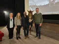 photo  l’équithérapeuthe juliette lecoq ; sandy lemarchand, responsable adjointe au cinéma morny ; hassen bouchakour, accompagnateur en fin de vie ; le cheval peyo et franck le mestre, directeur du pic, lors de la soirée débat autour du documentaire à demain sur la lune. 