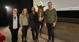 Info insolite  l’équithérapeuthe juliette lecoq ; sandy lemarchand, responsable adjointe au cinéma morny ; hassen bouchakour, accompagnateur en fin de vie ; le cheval peyo et franck le mestre, directeur du pic, lors de la soirée débat autour du documentaire à demain sur la lune. 