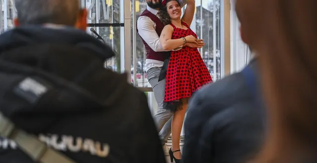 photo  trois ans après ses débuts, la scène ouverte du carré rouge au théâtre les quinconces rencontre un réel succès.  &copy;  le maine libre - denis lambert 