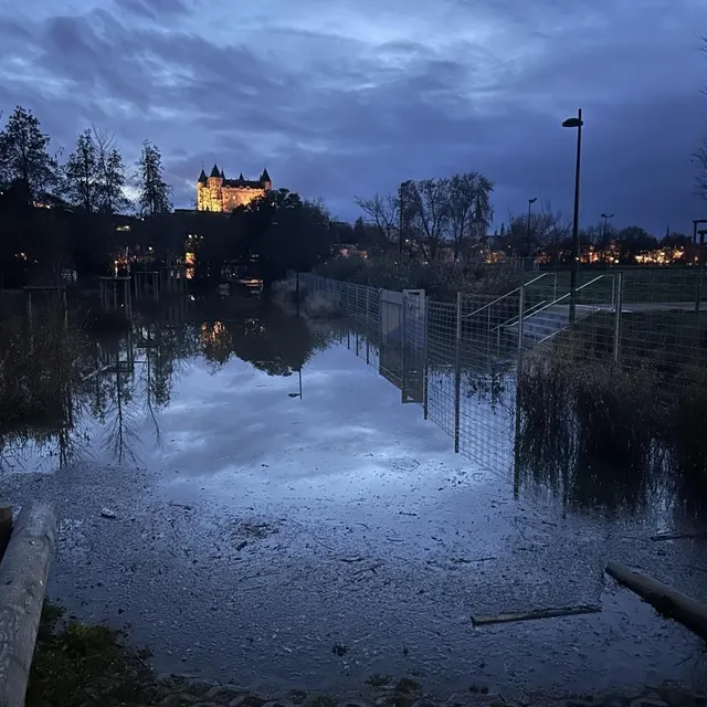 Près du stade Offard, le parking est sous les eaux de la Loire. CO - Yvan GEORGET photo près du stade offard, le parking est sous les eaux de la loire. © co - yvan georget