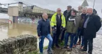 photo  Depuis le début de la crue, les élus, agents municipaux et communautaires, ainsi que les riverains restent vigilants au niveau de la Loire, à Mauges-sur-Loire. 