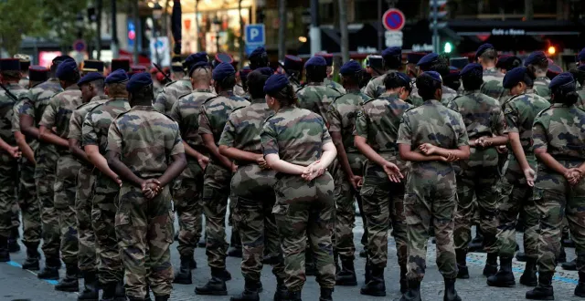 photo  âgés de 18 à 25 ans, les jeunes, garçons et filles, souhaitant effectuer un service national de dix mois se manifestent d’abord sur le site « s’engager.fr ».  &copy;  afp - geoffroy van der hasselt 